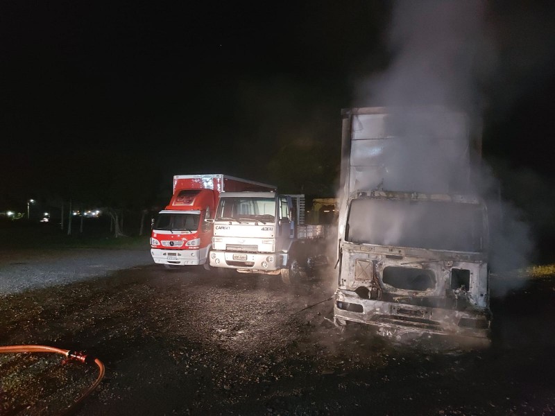 Caminh&atilde;o pega fogo em p&aacute;tio de oficina mec&acirc;nica em I&ccedil;ara (SC)