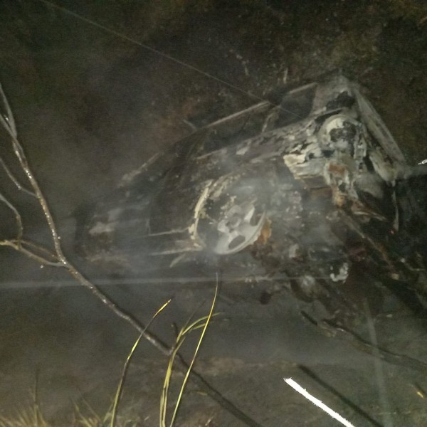 Carro fica destru&iacute;do por in&ecirc;ndio na Rodovia Francisco Ant&ocirc;nio Laurindo