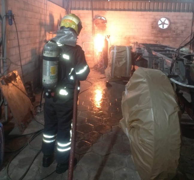 Corpo de Bombeiros atende ocorr&ecirc;ncia de inc&ecirc;ndio em oficina de caminh&otilde;es 