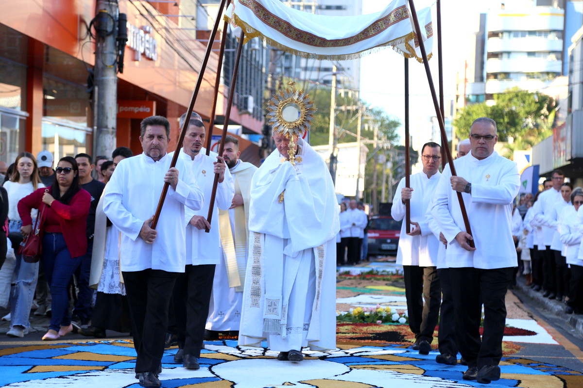 Celebra&ccedil;&atilde;o de Corpus Christi re&uacute;ne milhares de pessoas em Crici&uacute;ma (SC)