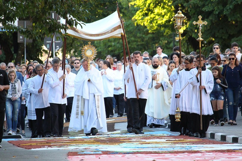 Par&oacute;quias e Santu&aacute;rios da Diocese S&atilde;o Jos&eacute; celebram Corpus Christi no feriado