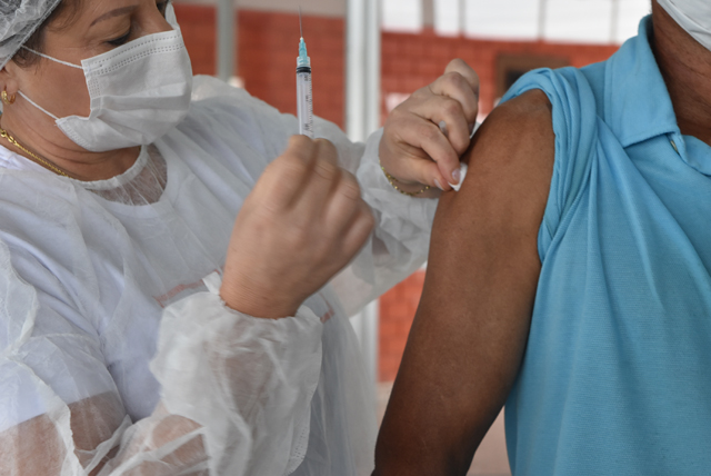 Sider&oacute;polis recebe mais  doses e amplia vacina&ccedil;&atilde;o para popula&ccedil;&atilde;o