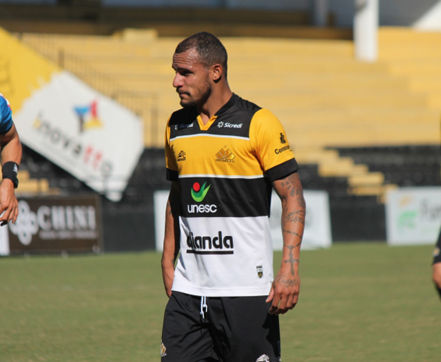 Crici&uacute;ma E.C. renova contrato com o volante Arilson