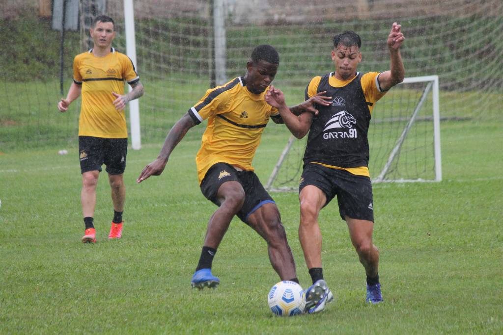 Jogadores do Crici&uacute;ma E.C. realizam treino t&eacute;cnico e trabalho em academia