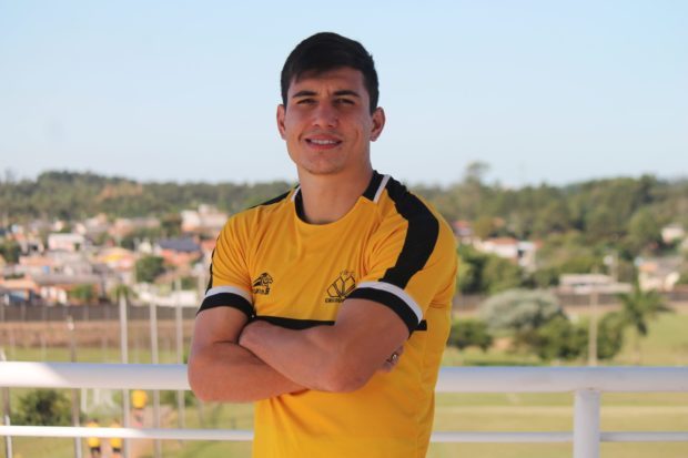 Volante L&eacute;o Costa renova com o Crici&uacute;ma Esporte Clube para a temporada 2022