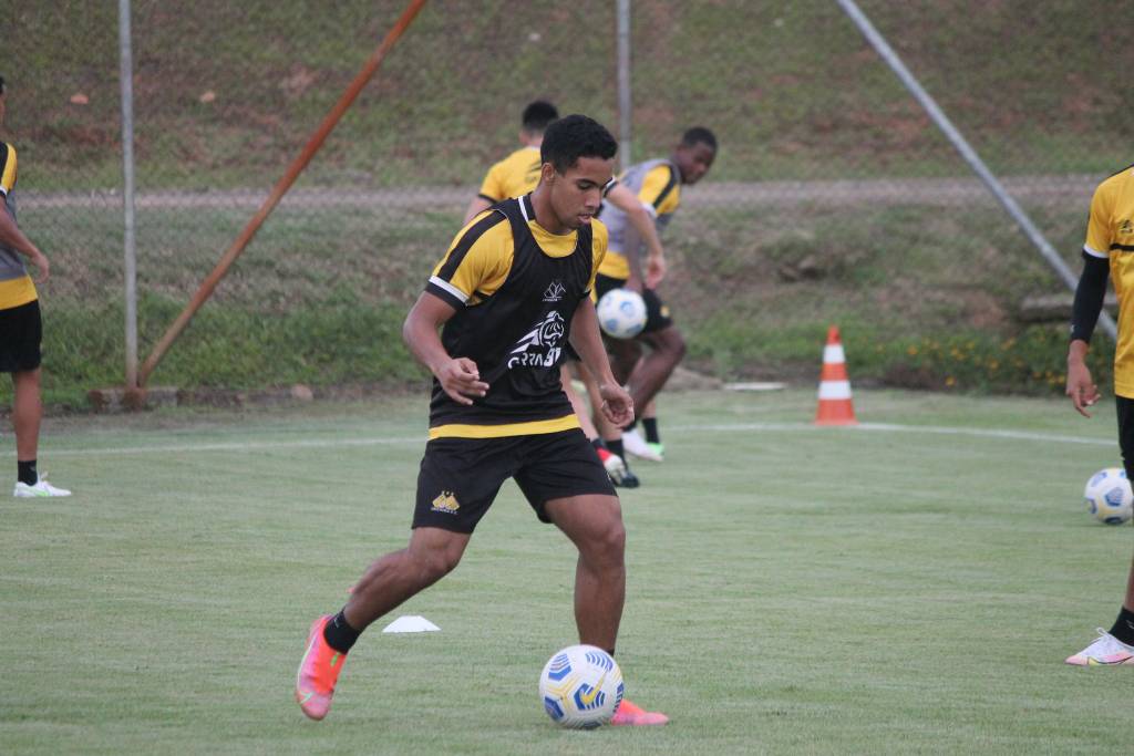 Tencati comanda treino t&aacute;tico no mini-est&aacute;dio no CT de Cric&uacute;ma E.C.