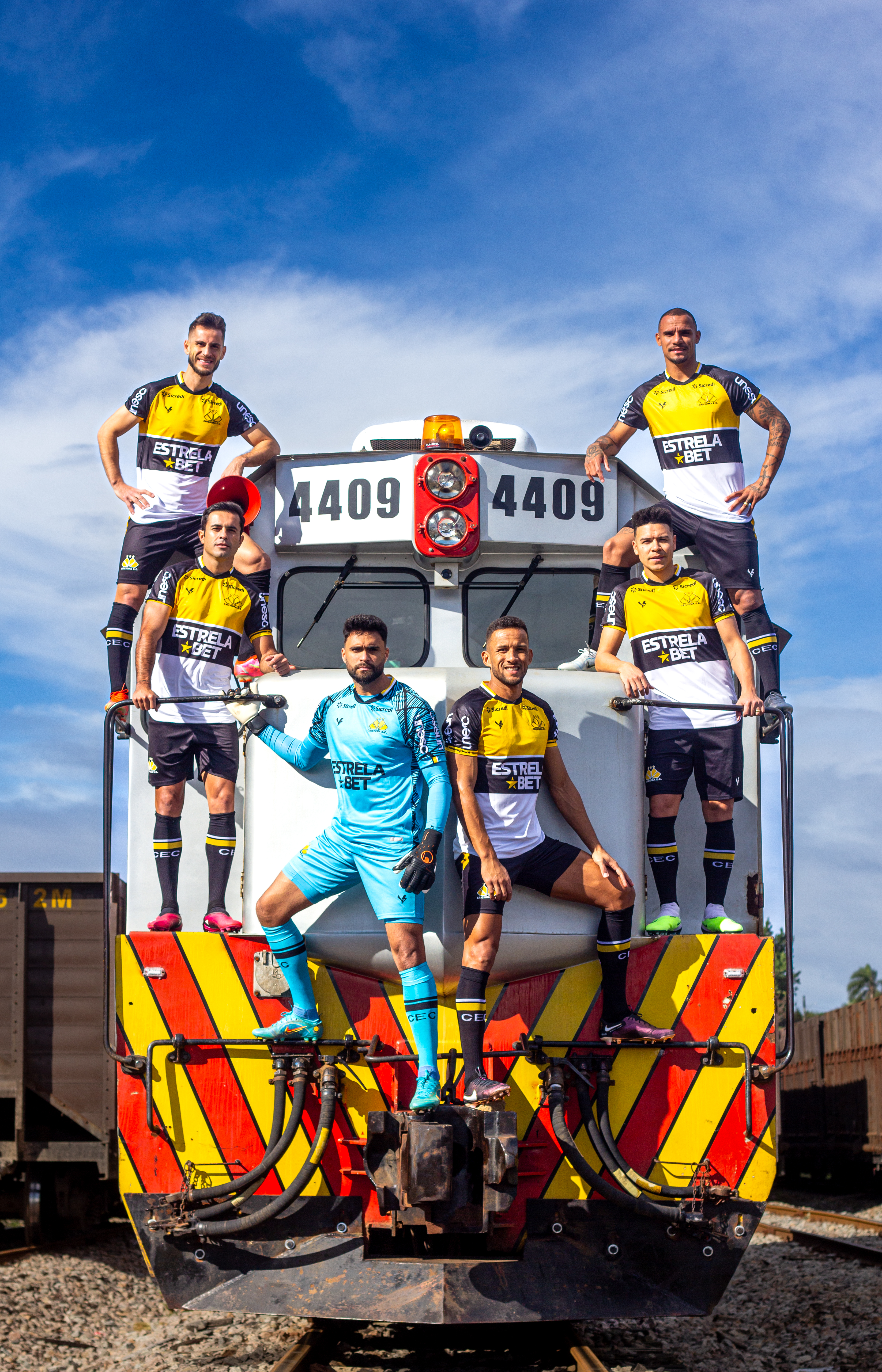 Jogadores do Crici&uacute;ma E.C. recriam foto em locomotiva da FTC