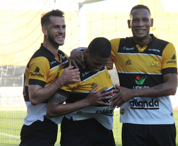 Crici&uacute;ma E.C. vence Figueirense e sobe na tabela de classifica&ccedil;&atilde;o da S&eacute;rie C