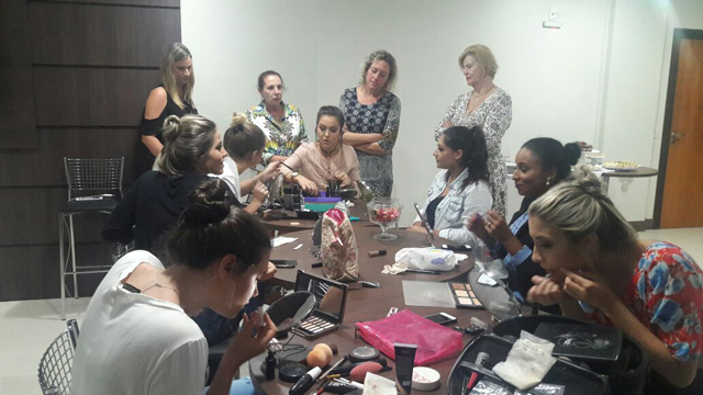 Candidatas a rainha da Festa do Vinho participam de curso de automaquiagem