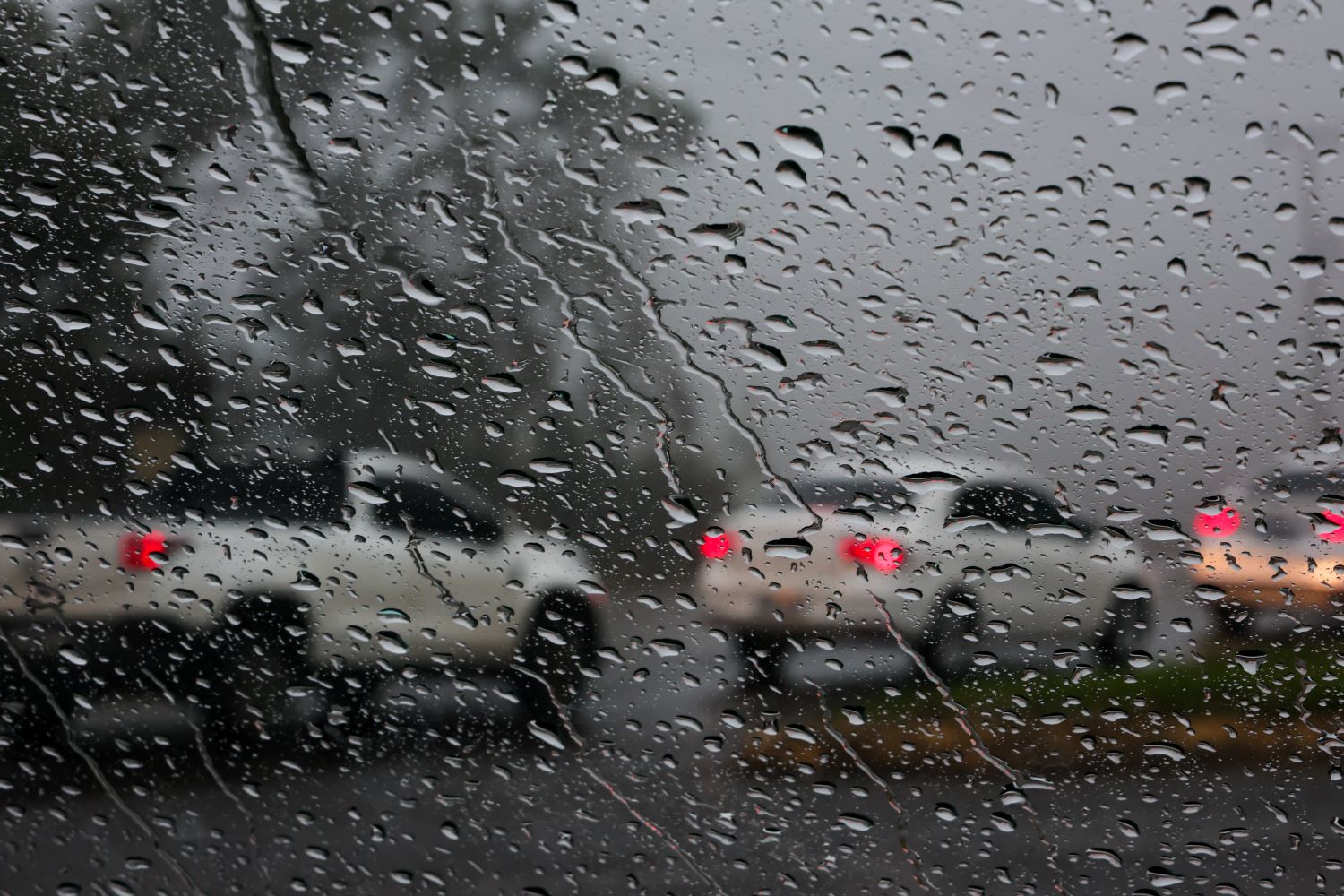 Tempo inst&aacute;vel e temporais t&iacute;picos de ver&atilde;o persistem em Santa Catarina