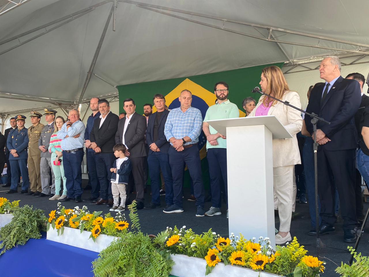 Desfile C&iacute;vico de I&ccedil;ara (SC) reuniu milhares de pessoas no feriado nacional