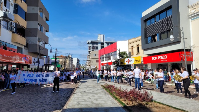 Desfile C&iacute;vico em Urussanga (SC) teve como tema Com o tema "Uma P&aacute;tria de Paz"