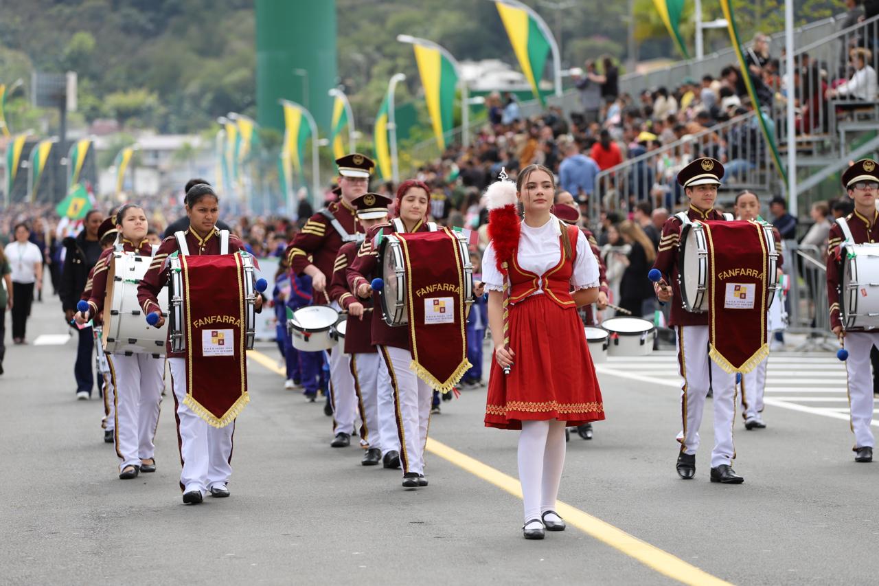 Desfile marca comemora&ccedil;&otilde;es em alus&atilde;o &agrave; Independ&ecirc;ncia do Brasil em Crici&uacute;ma (SC)