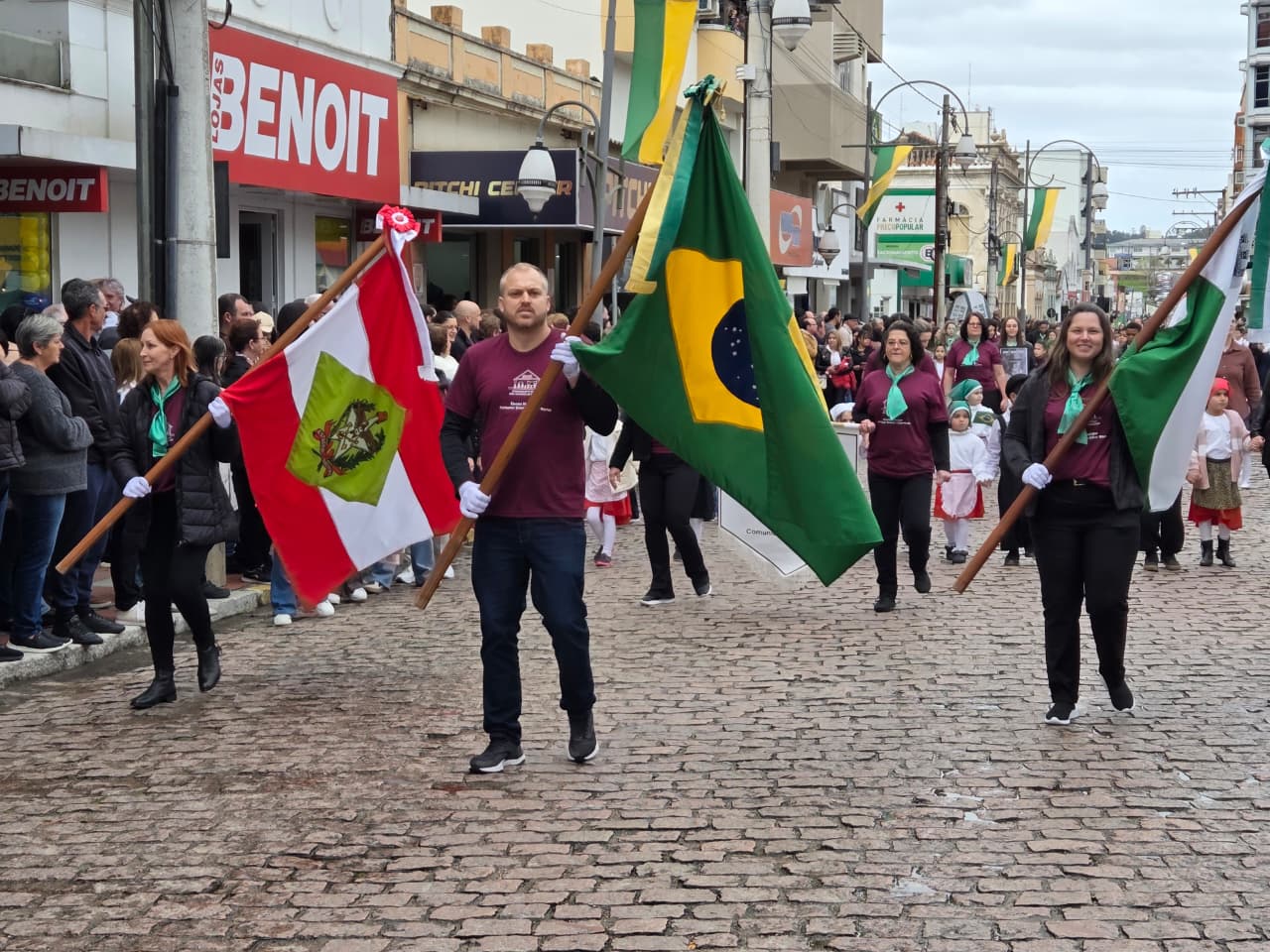 Desfile C&iacute;vico atrai grande p&uacute;blico no Centro Hist&oacute;rico de Urussanga (SC)