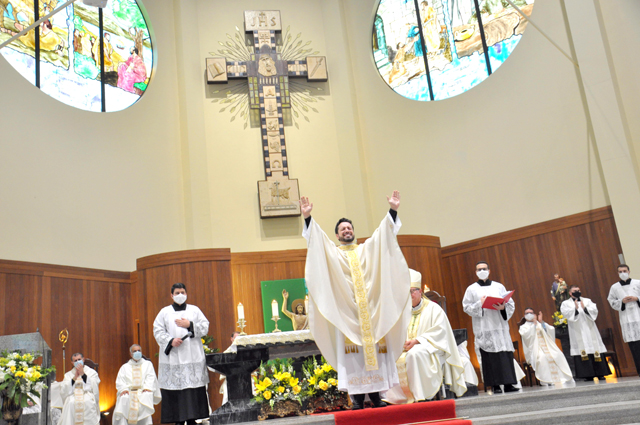 Di&aacute;cono Tiago &eacute; ordenado padre em Diocese de Crici&uacute;ma
