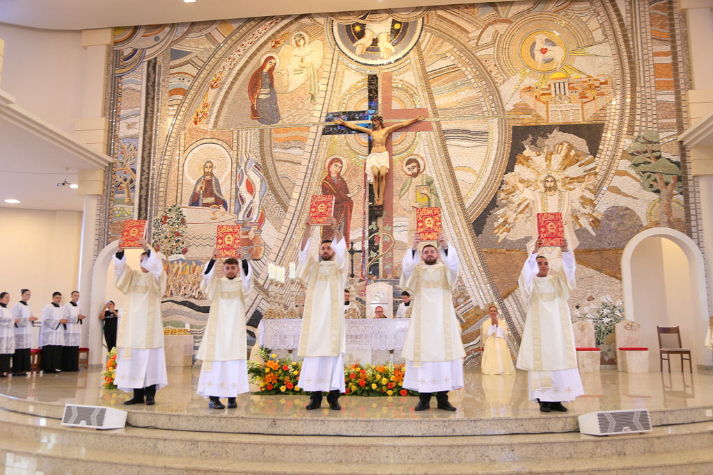 Diocese S&atilde;o Jos&eacute; de Crici&uacute;ma ordena cinco novos di&aacute;conos