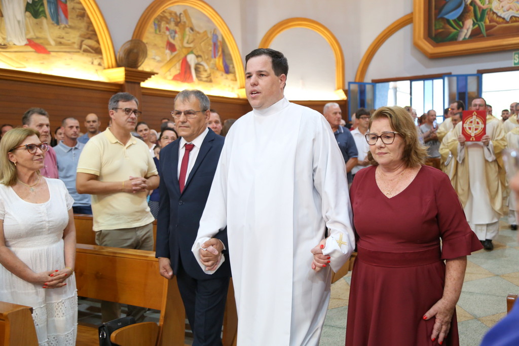 Seminarista Andr&eacute; Girardi &eacute; ordenado di&aacute;cono na Diocese S&atilde;o Jos&eacute; de Crici&uacute;ma  (SC)