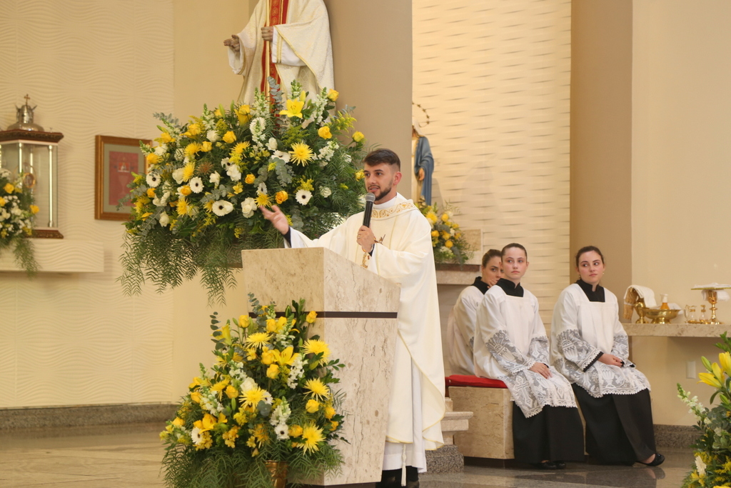 Di&aacute;cono Douglas &eacute; ordenado padre no Munic&iacute;pio de I&ccedil;ara (SC)