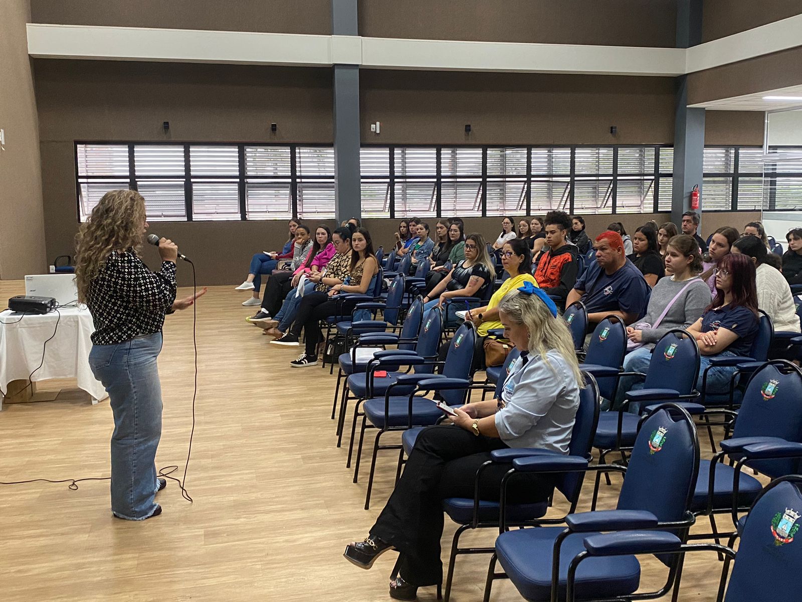 Secretaria de Educa&ccedil;&atilde;o de I&ccedil;ara (SC) capacita auxiliares de sala de aula