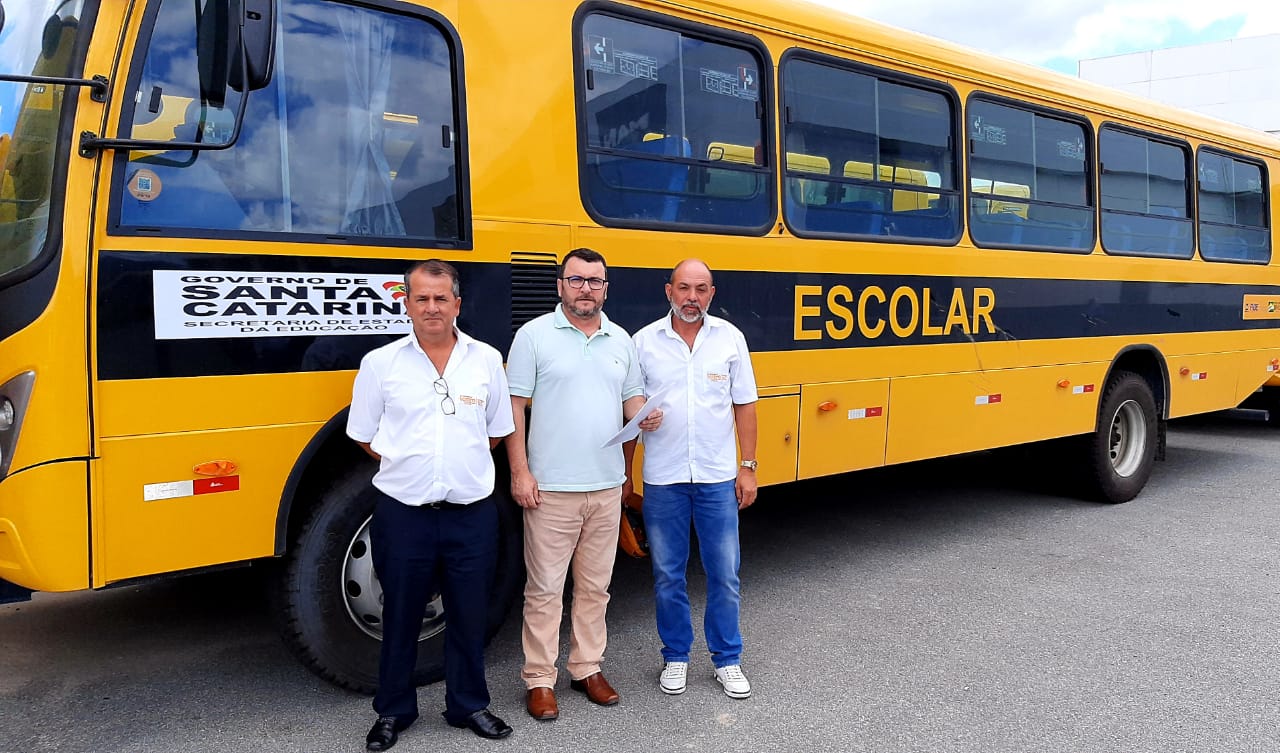 Administra&ccedil;&atilde;o de I&ccedil;ara recebe &ocirc;nibus escolar do Governo do Estado