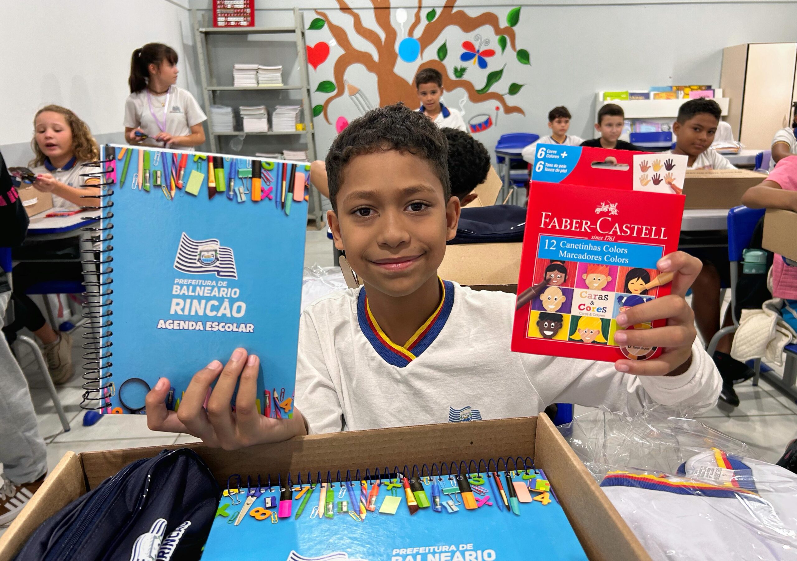 Secretaria de Educa&ccedil;&atilde;o do Rinc&atilde;o (SC) entrega uniformes e materiais escolares
