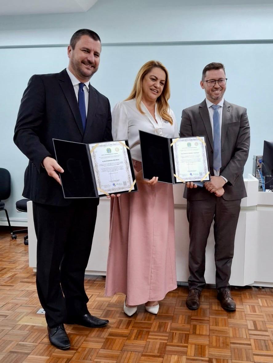 Prefeita Dalvania Cardoso e vice Alex Michels s&atilde;o diplomados em I&ccedil;ara (SC)
