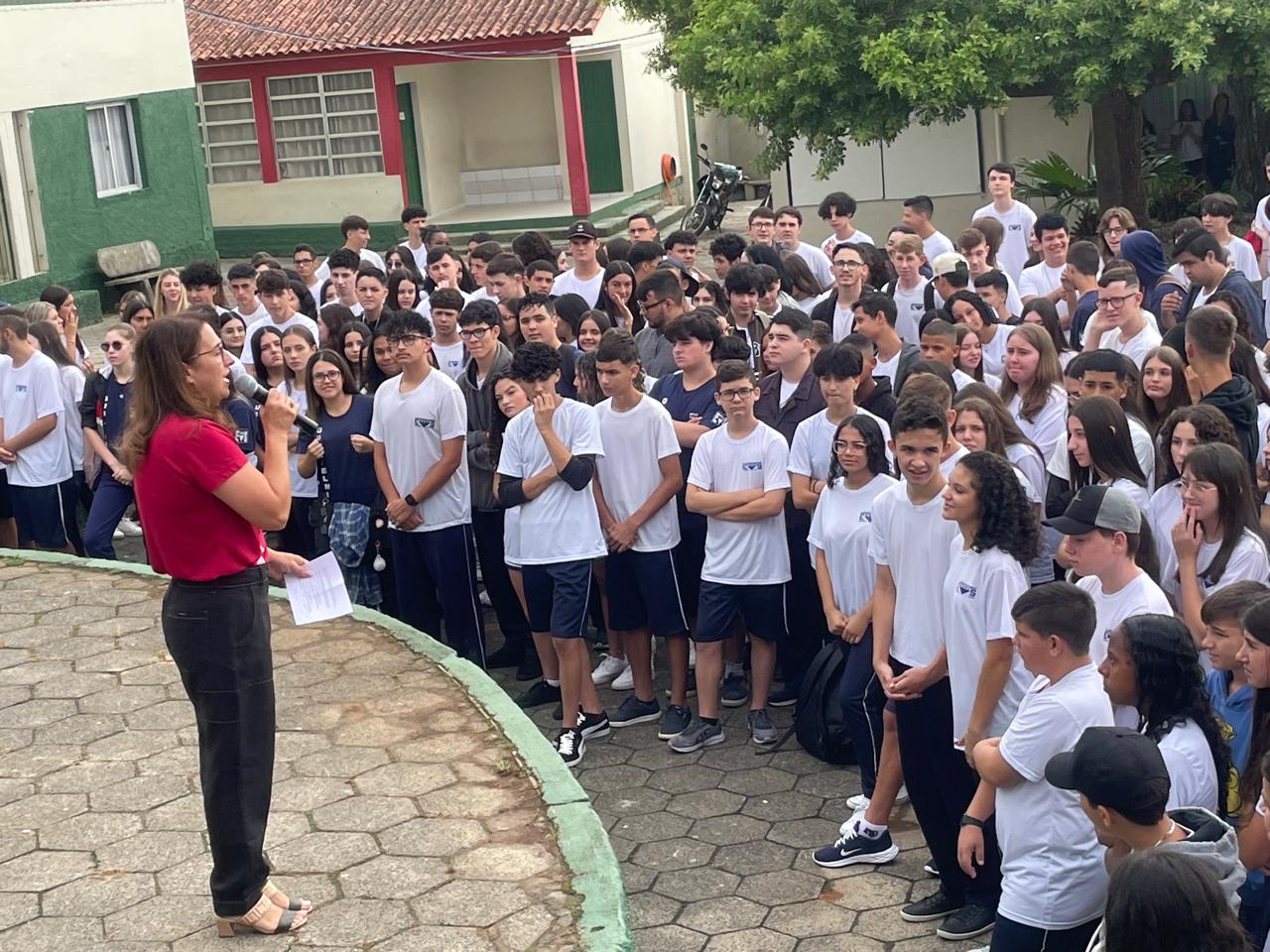 Alunos trocam celular na hora do recreio por jogos e brincadeiras em I&ccedil;ara (SC)