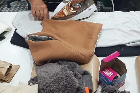 Parceiros do Programa Novos Caminhos produzem roupas para crian&ccedil;as
