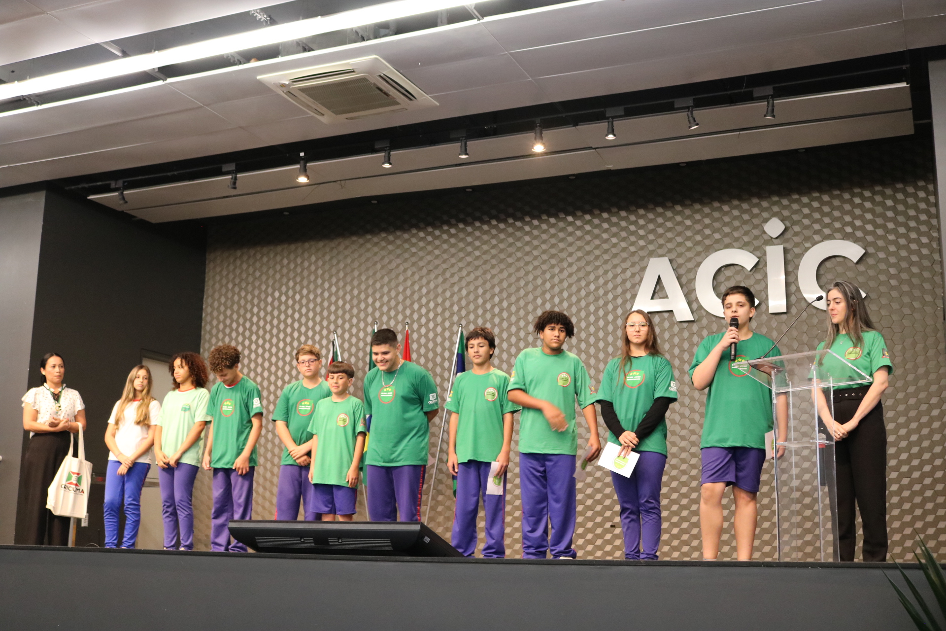Alunos apresentam solu&ccedil;&otilde;es criativas na 3&ordf; Feira do Jovem Empreendedor
