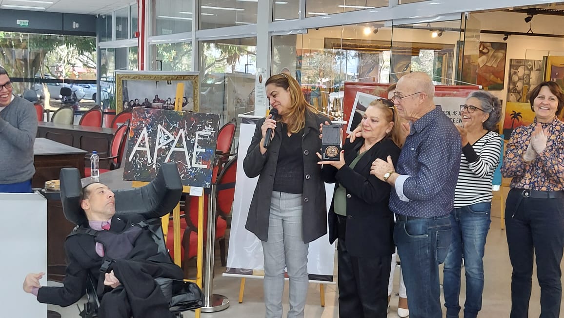 Artista exp&otilde;e quadros pintados com os p&eacute;s e a boca na Galeria Caio Borges