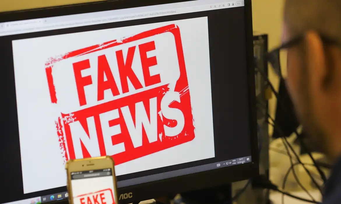 Espalhar e compartilhar fake news nas redes sociais &eacute; crime