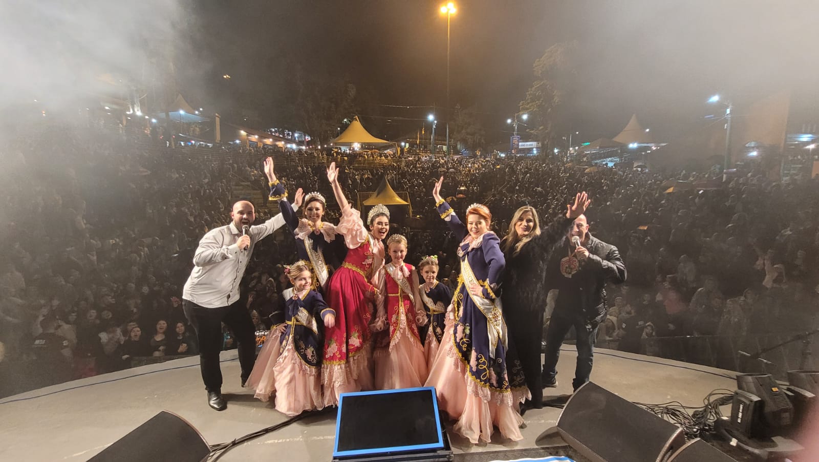 Milhares de pessoas prestigiam a primeira noite da Festa do Vinho em Urussanga (SC)