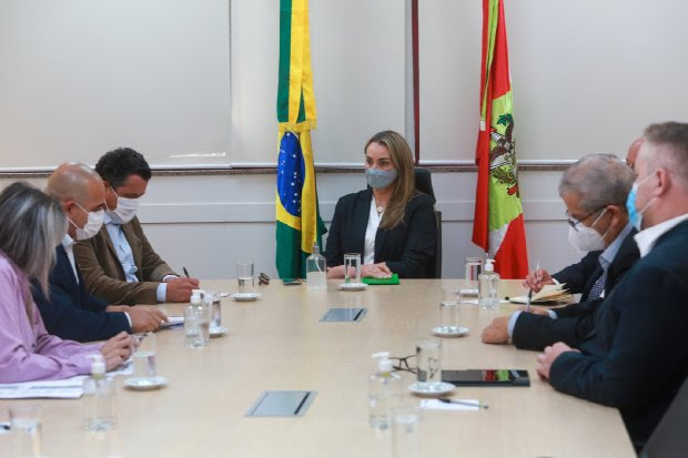 Governadora Daniela recebe Aprasc para debater reivindica&ccedil;&otilde;es da categoria