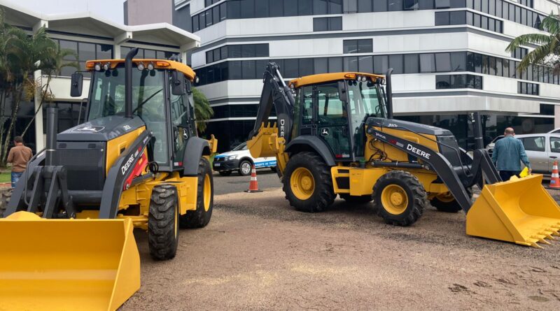 Governo Municipal de I&ccedil;ara adquiri duas retroescavadeiras novas