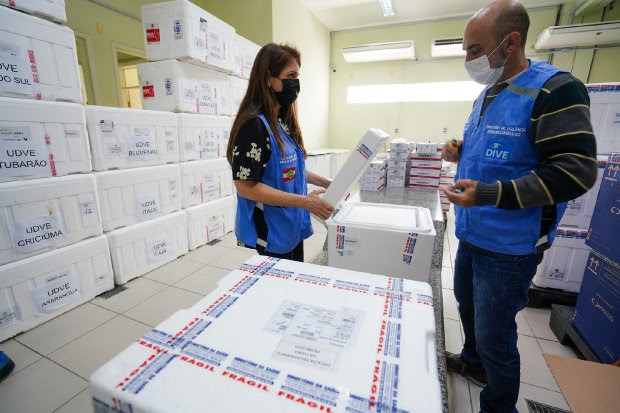 Vacina&ccedil;&atilde;o em SC: come&ccedil;a distribui&ccedil;&atilde;o das doses de vacina contra a Covid-19 
