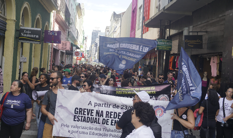 Greve dos professores est&aacute; suspensa por 60 dias em Santa Catarina