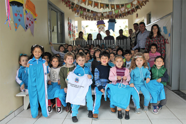 Estudantes da rede municipal de Nova Veneza recebem uniformes 