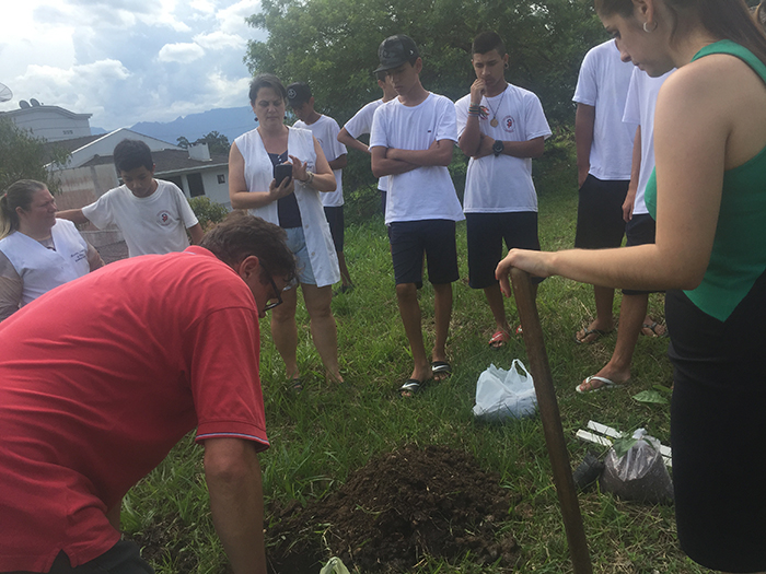 Escola S&iacute;lvio Ferraro participa do projeto &ldquo;plantar e cuidar&rdquo;