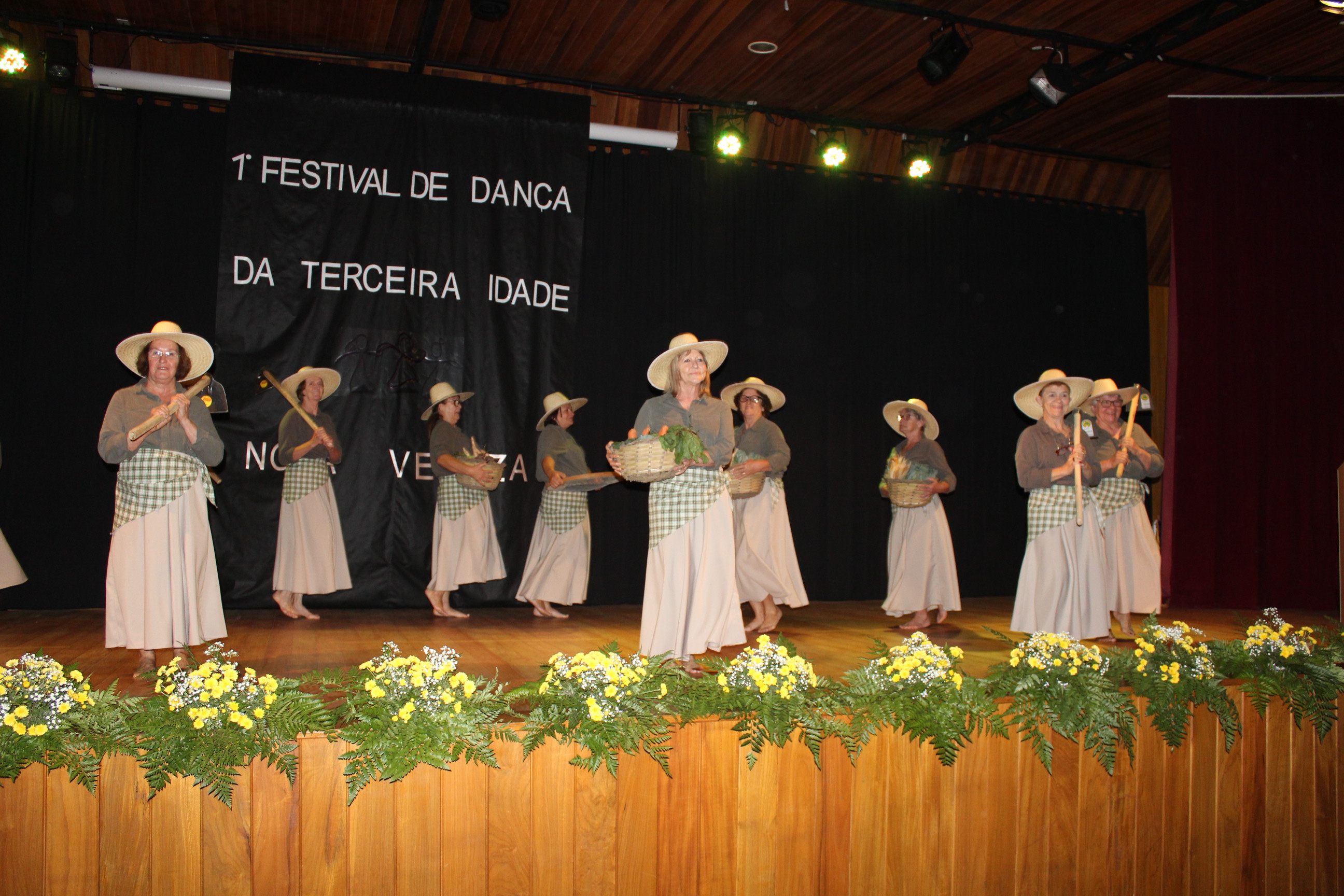 Festival de Dan&ccedil;a da Terceira Idade re&uacute;ne bailarinos