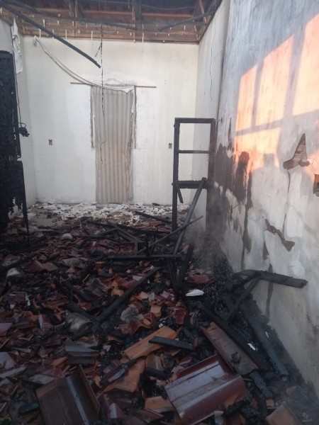 Inc&ecirc;ndio destr&oacute;i resid&ecirc;ncia no Bairro Esperan&ccedil;a em I&ccedil;ara (SC)