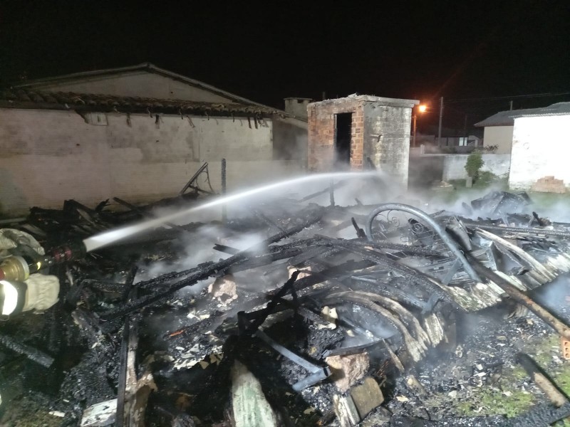 Inc&ecirc;ndio causa destrui&ccedil;&atilde;o em resid&ecirc;ncia em Balne&aacute;rio Rinc&atilde;o (SC)