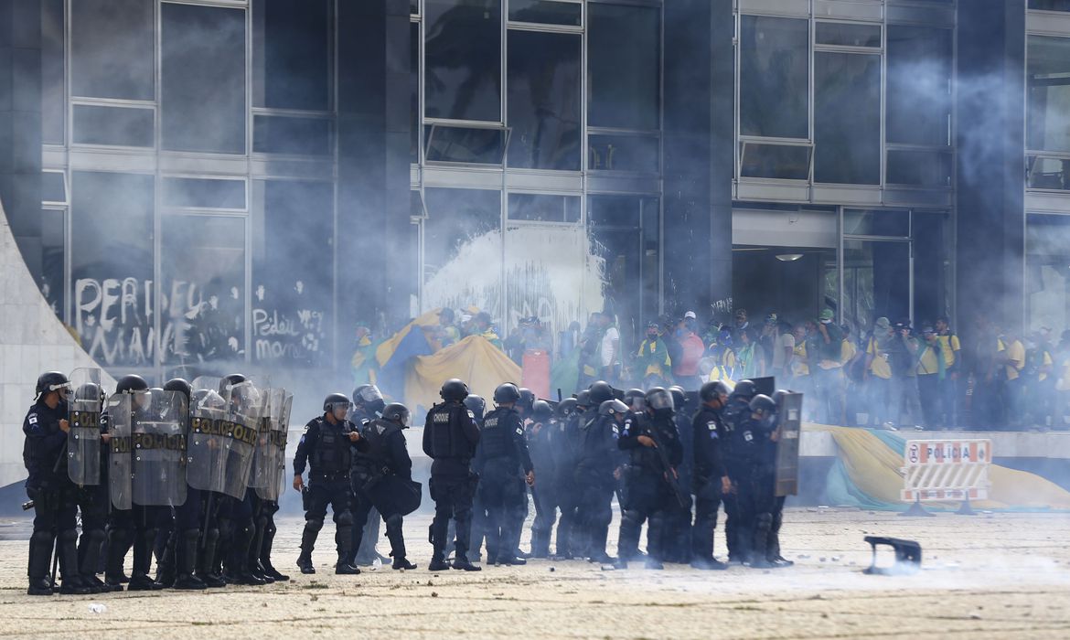 For&ccedil;as de seguran&ccedil;a conseguem desocupar rampa do Planalto em DF