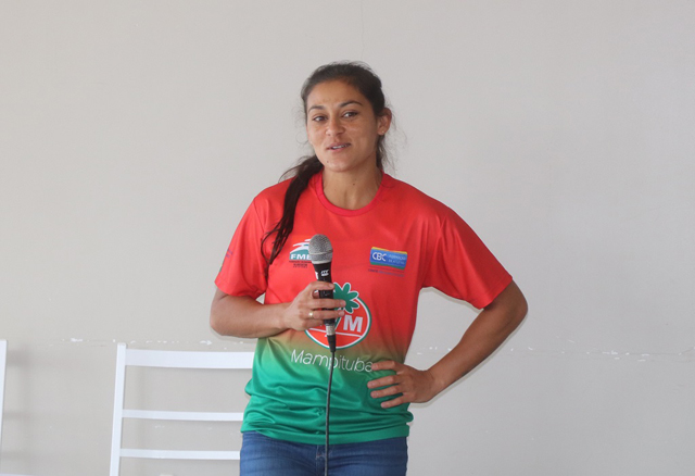 De f&eacute;rias no Sul, atleta ol&iacute;mpica Ana Claudia Lemos visita o Mampituba