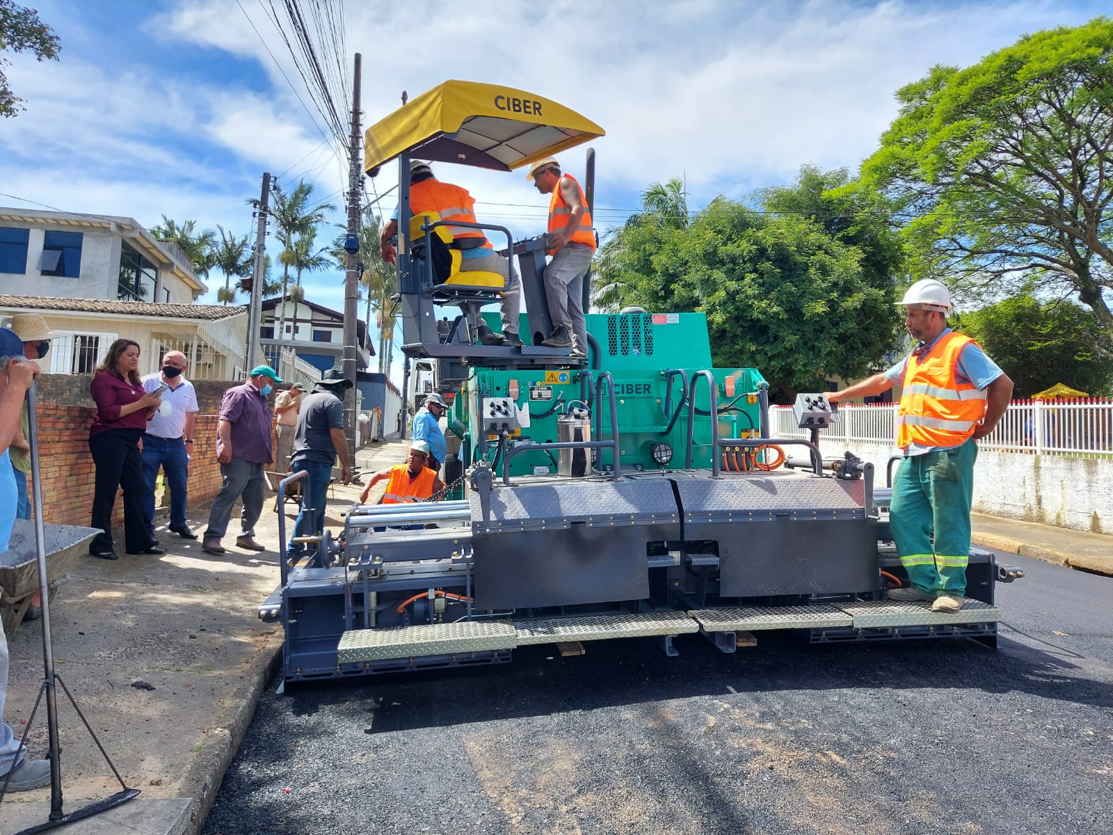Governo de I&ccedil;ara inicia uso da vibroacabadora na coloca&ccedil;&atilde;o de asfalto 