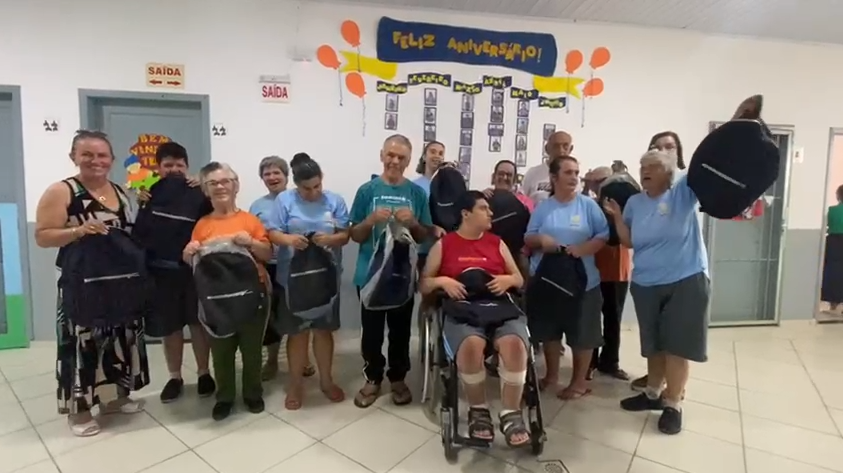 Ateli&ecirc; de costura confecciona mochilas para alunos da Apae em Maracaj&aacute; (SC)