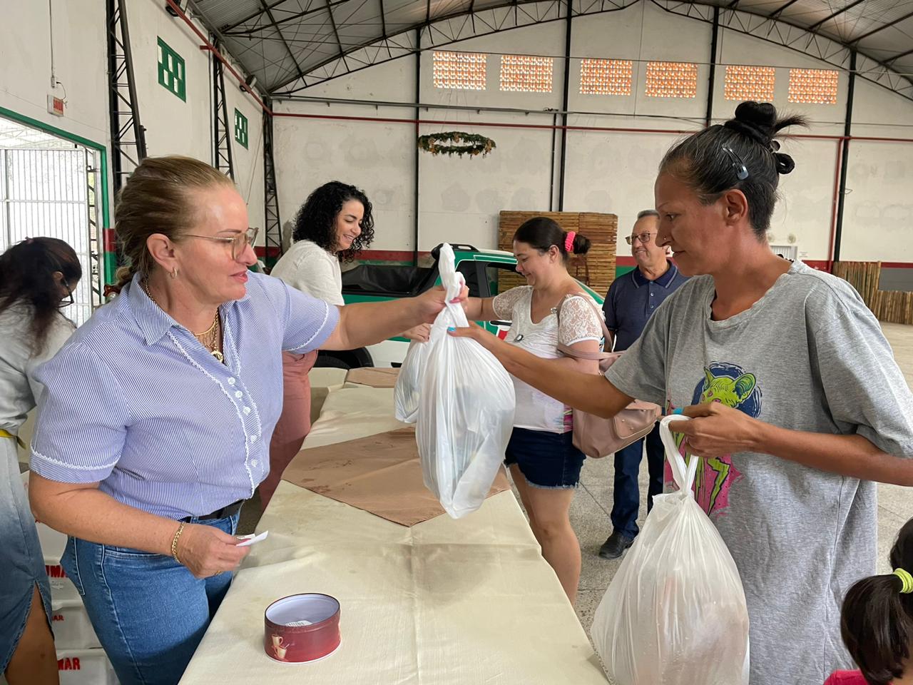 Governo Maracaj&aacute; distribui kits de pescados para Sexta-Feira Santa   