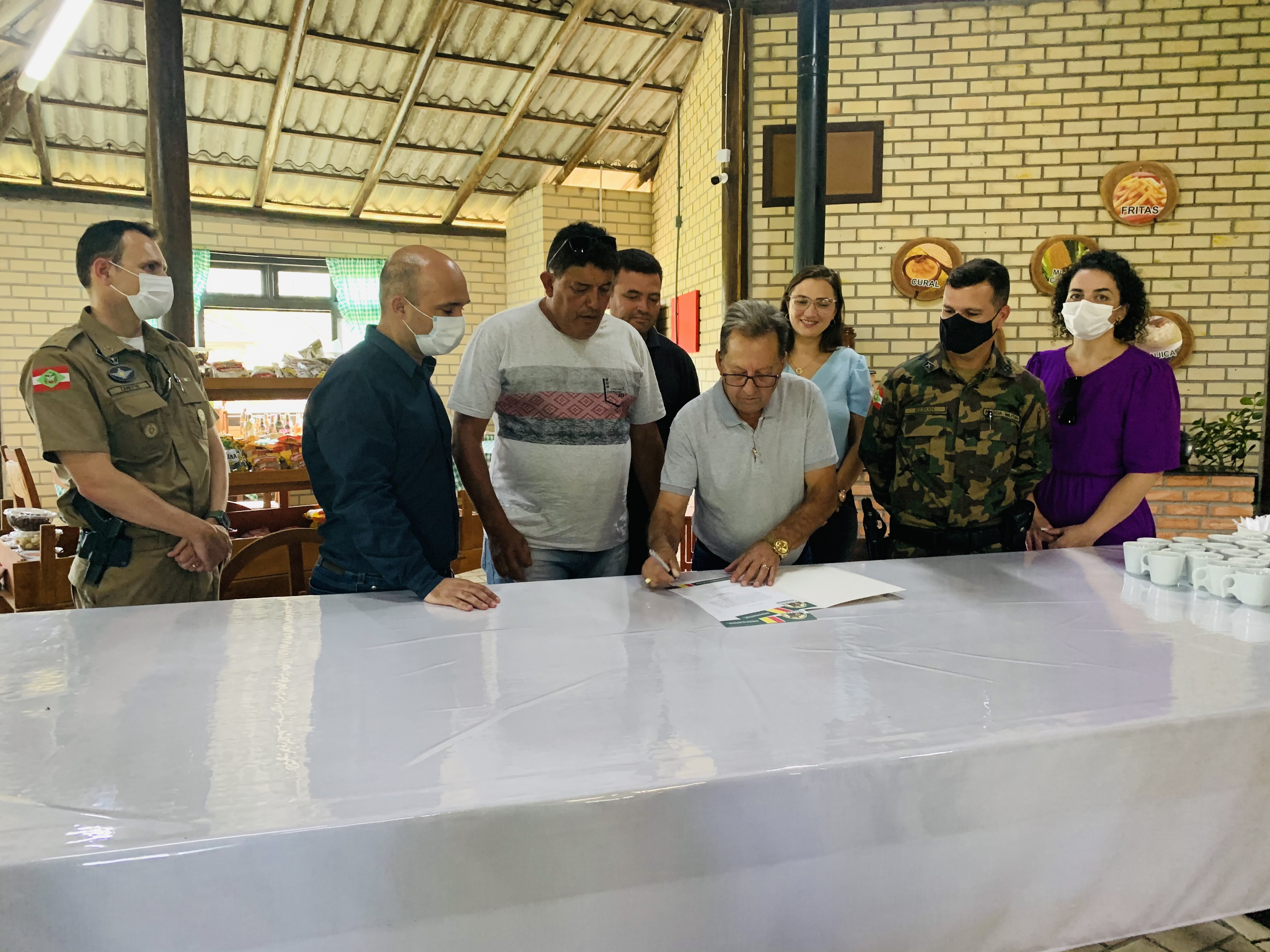 Prefeito de Maracaj&aacute; assina OS para reforma do Pelot&atilde;o da Pol&iacute;cia Ambiental