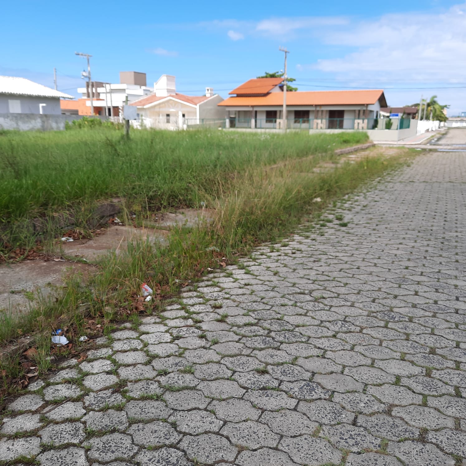 Governo de Balne&aacute;rio Rinc&atilde;o realiza limpeza de ruas pela metade