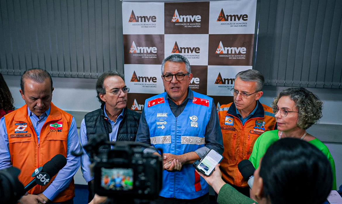 Ministro Alexandre Padilha visita regi&atilde;o afetada por chuvas em SC