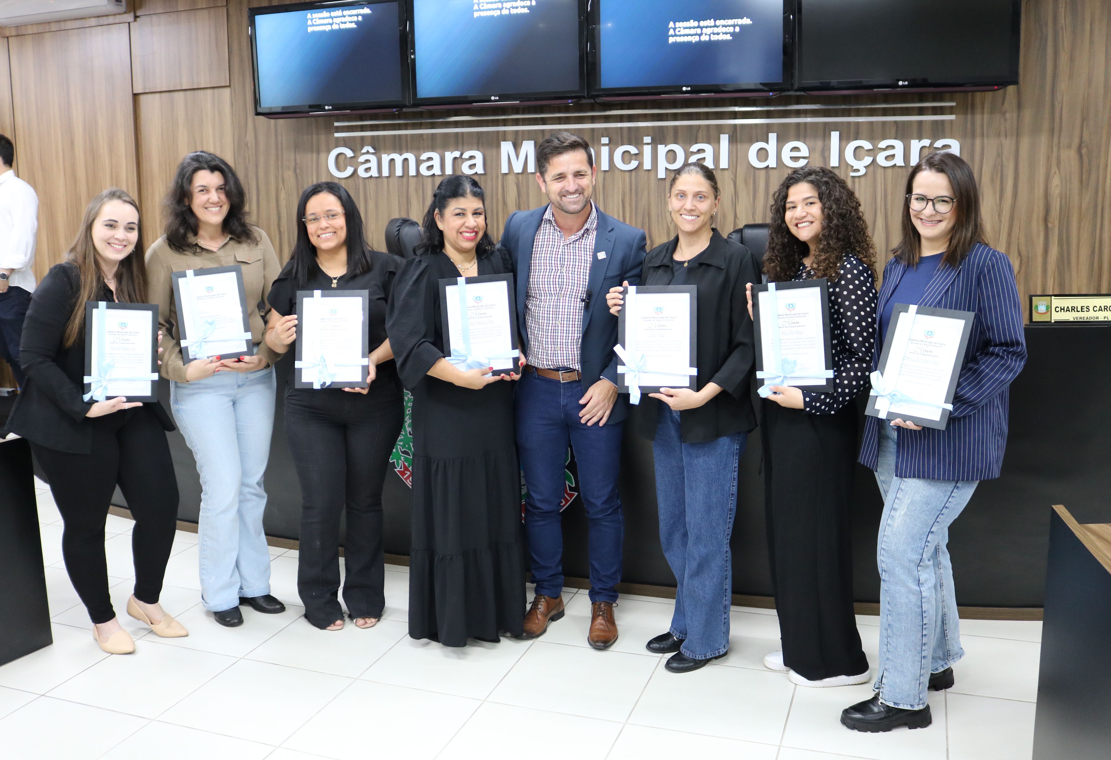 Mo&ccedil;&otilde;es de congratula&ccedil;&otilde;es para professores e int&eacute;rpretes de Libras em I&ccedil;ara (SC)